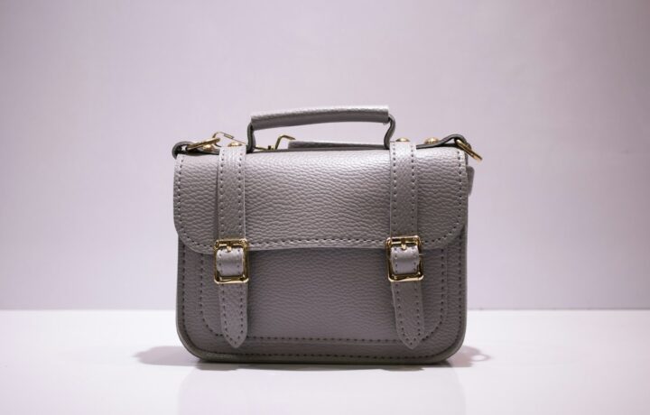 Illustration: a leather handbag, not an item offered by Sivan Luxury Select. Photo mostafa mahmoudi / Unsplash.