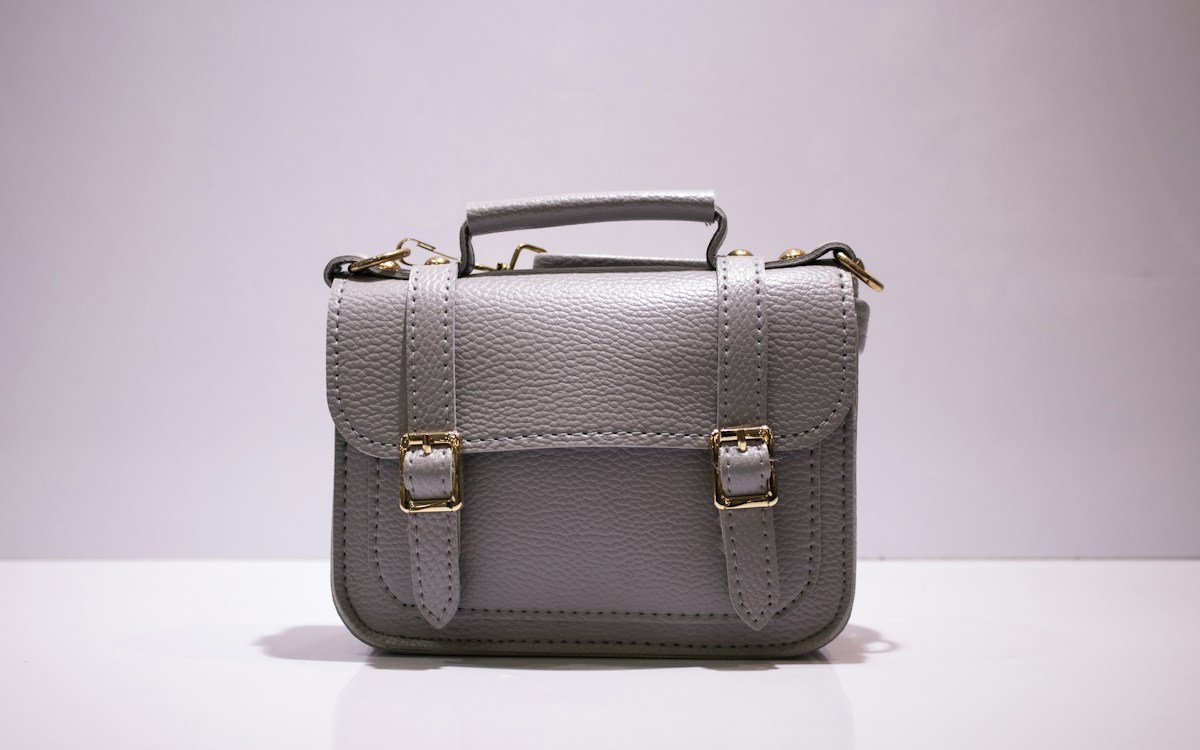 Illustration: a leather handbag, not an item offered by Sivan Luxury Select. Photo mostafa mahmoudi / Unsplash.