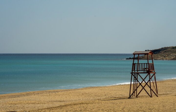 Lifeguard tower on a sandy beach — illustrative stock photo, not a Netanya beach; Jeffrey Zhang / Unsplash