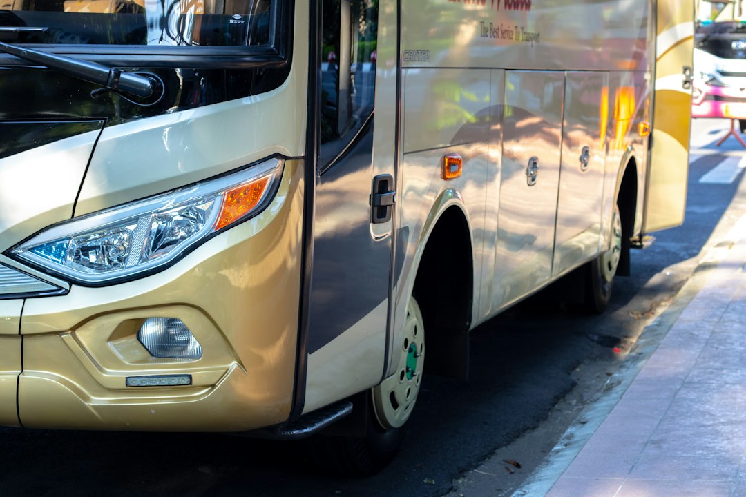 אילוסטרציה: אוטובוס עירוני בקו שירות. צילום: Hobi industri / Unsplash