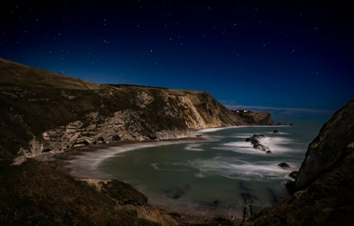 Illustrative night sky above a coastal cliff; not a photograph of the Netanya observation