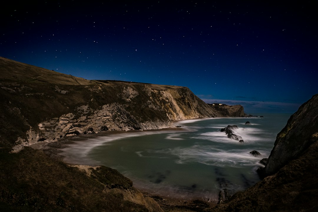 Illustrative night sky above a coastal cliff; not a photograph of the Netanya observation