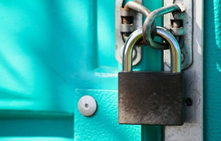 Illustration: padlock on door, Kaffeebart / Unsplash