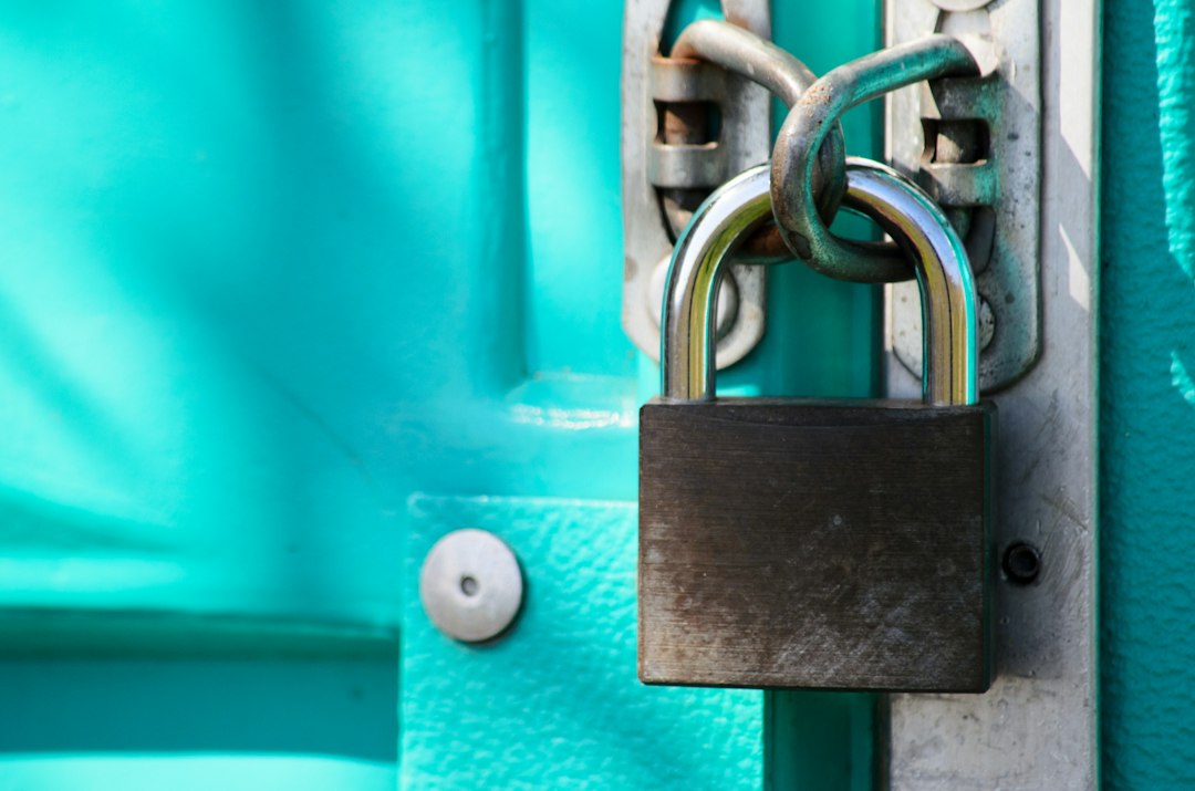 Illustration: padlock on door, Kaffeebart / Unsplash