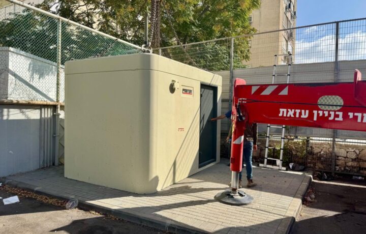 Архивное фото установки защитного укрытия в Нетании в 2025 году. Источник: News08; не изображает пять новых укрытий октября 2026 года